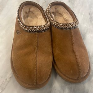 UGG slippers size 4 barely worn